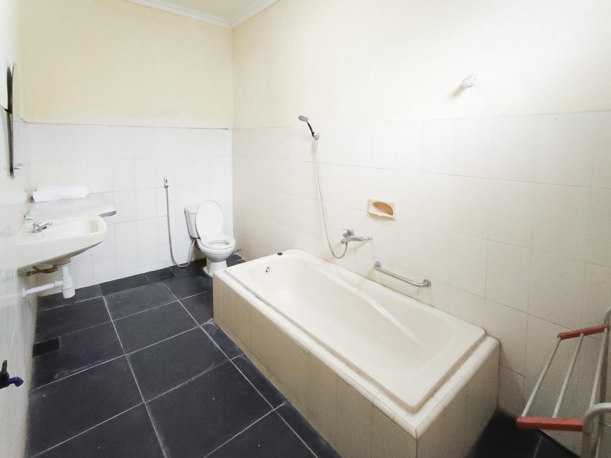 Gita Puri Redpartner Blitar Hotel Екстериор снимка