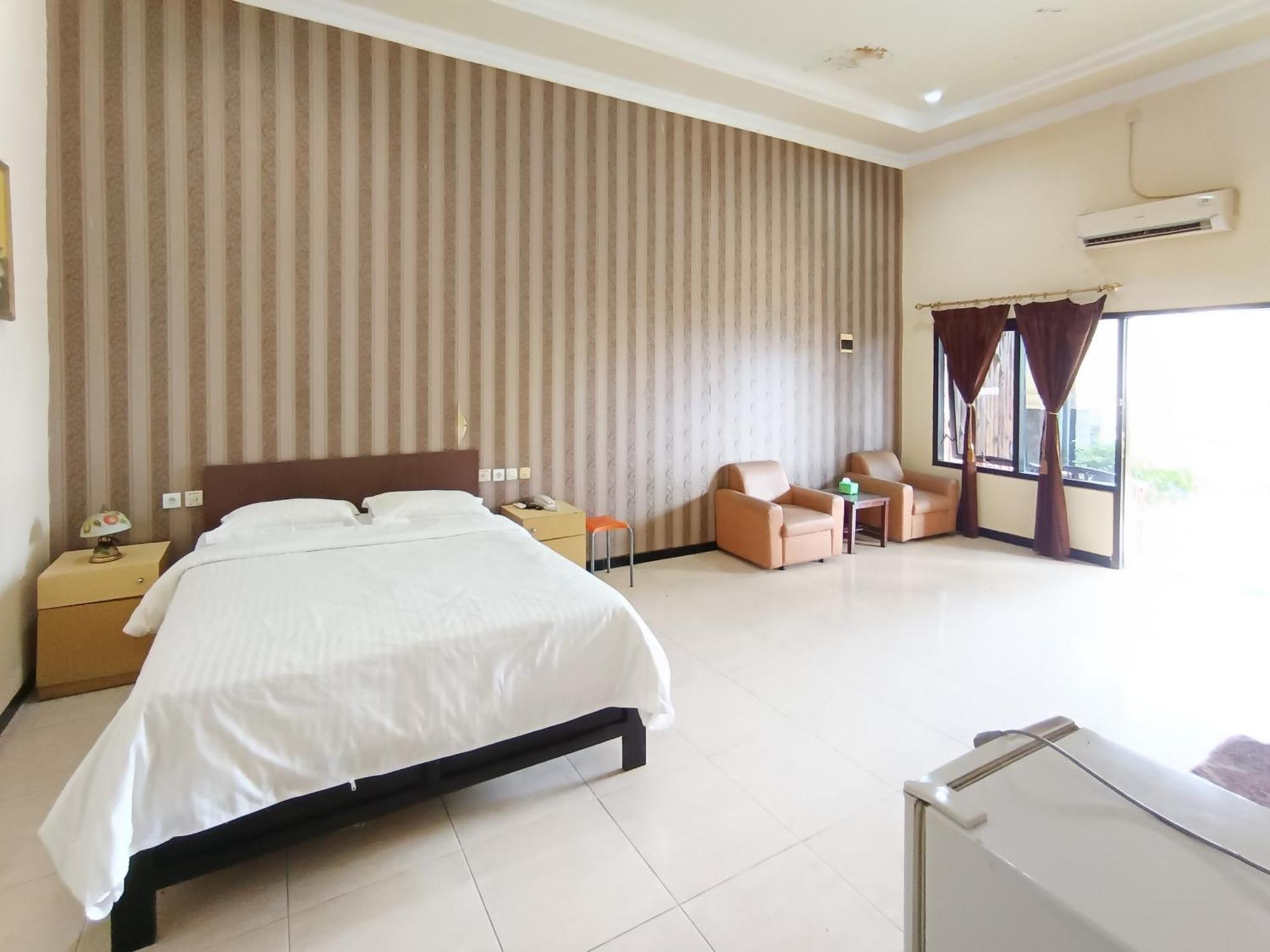 Gita Puri Redpartner Blitar Hotel Екстериор снимка