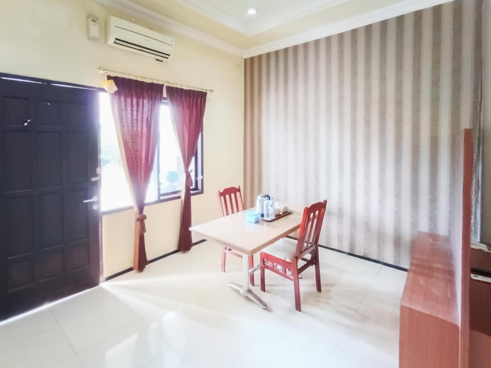 Gita Puri Redpartner Blitar Hotel Екстериор снимка