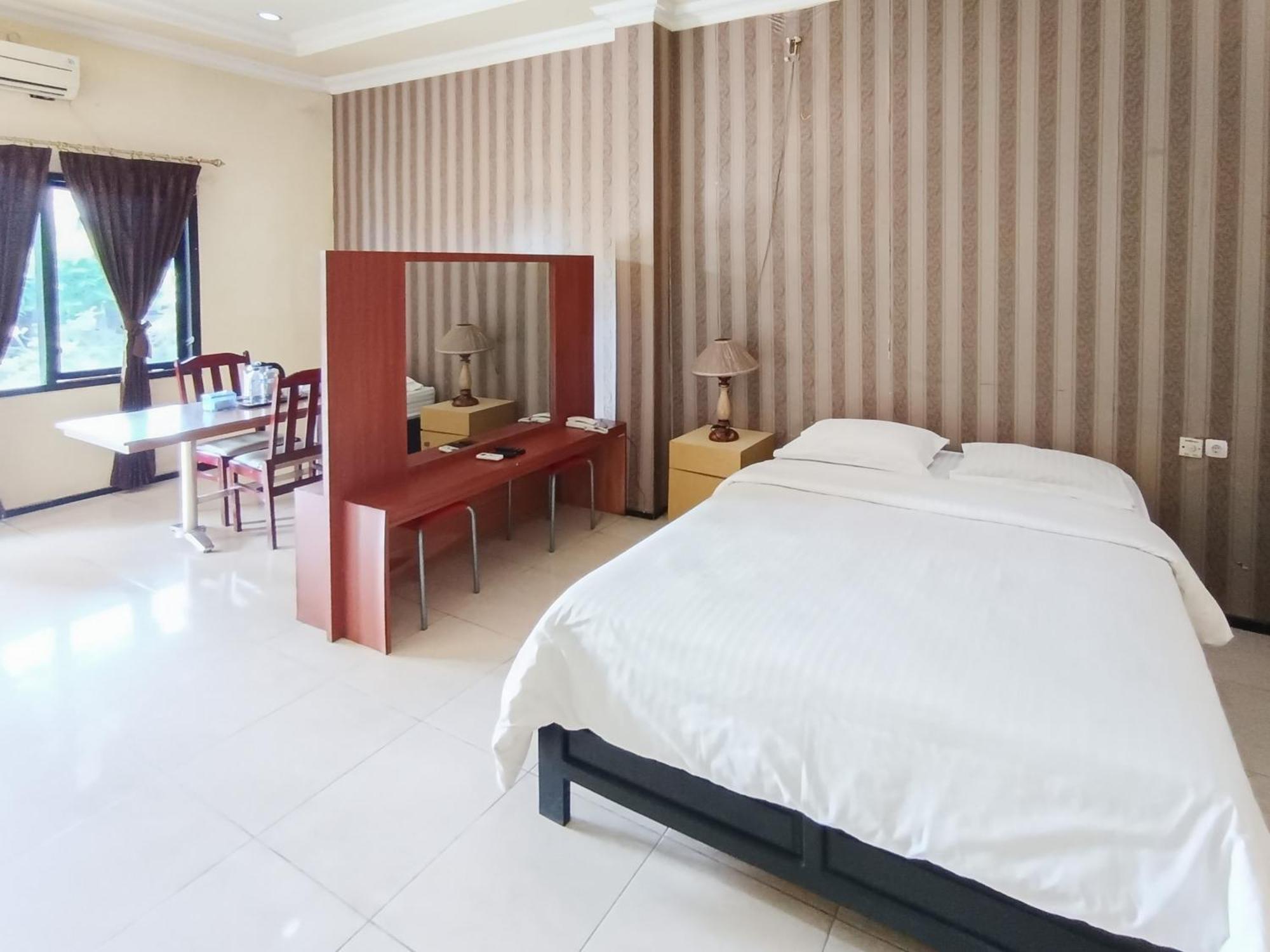 Gita Puri Redpartner Blitar Hotel Екстериор снимка
