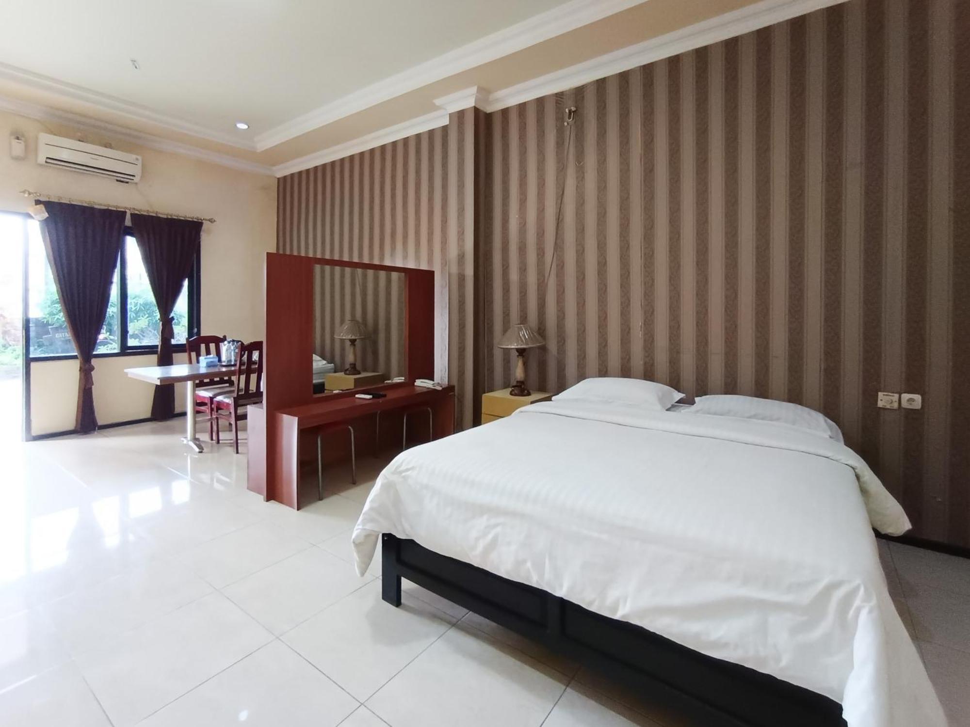 Gita Puri Redpartner Blitar Hotel Екстериор снимка