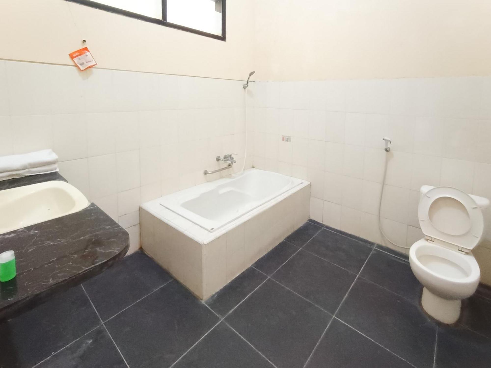 Gita Puri Redpartner Blitar Hotel Екстериор снимка