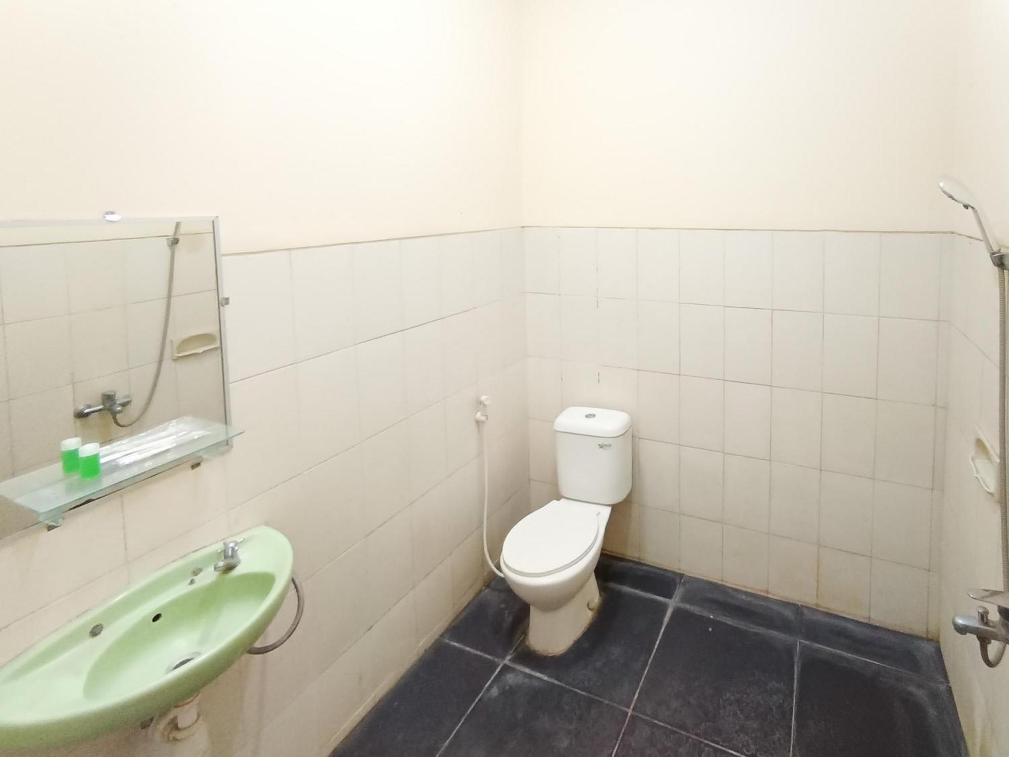 Gita Puri Redpartner Blitar Hotel Екстериор снимка