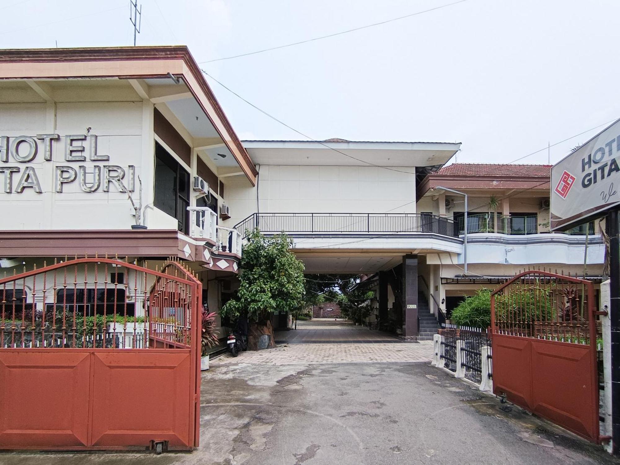 Gita Puri Redpartner Blitar Hotel Екстериор снимка