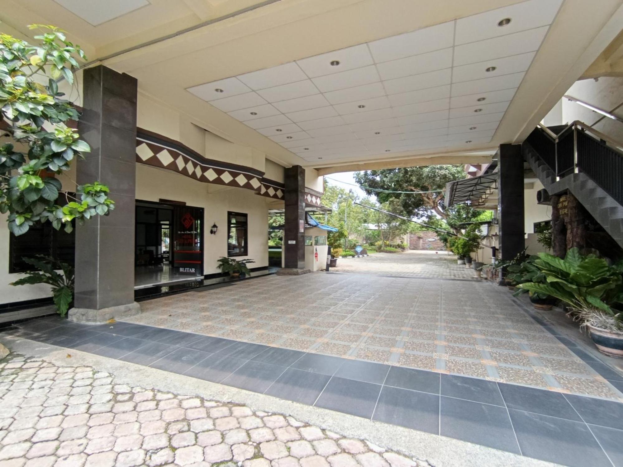 Gita Puri Redpartner Blitar Hotel Екстериор снимка