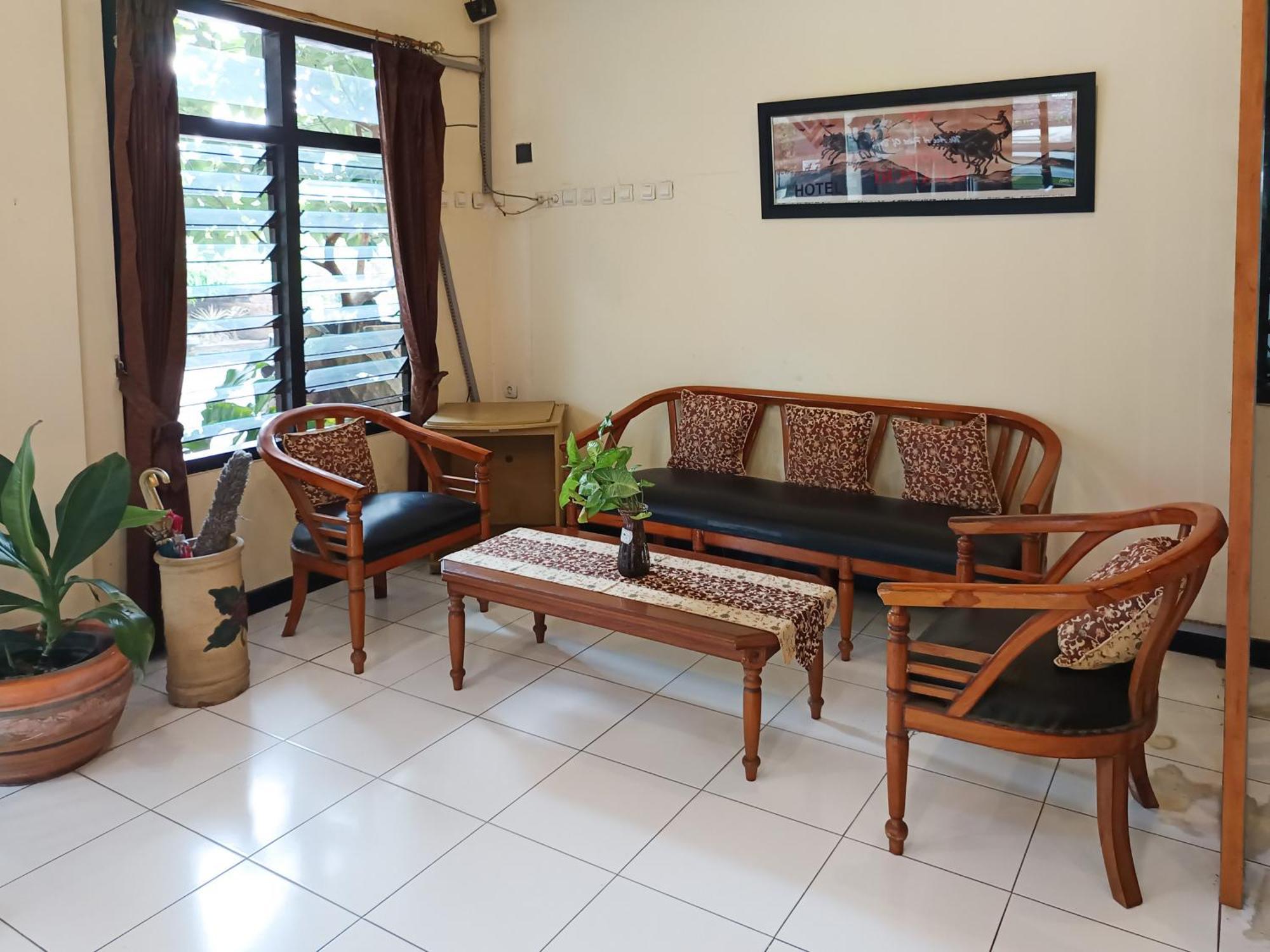 Gita Puri Redpartner Blitar Hotel Екстериор снимка