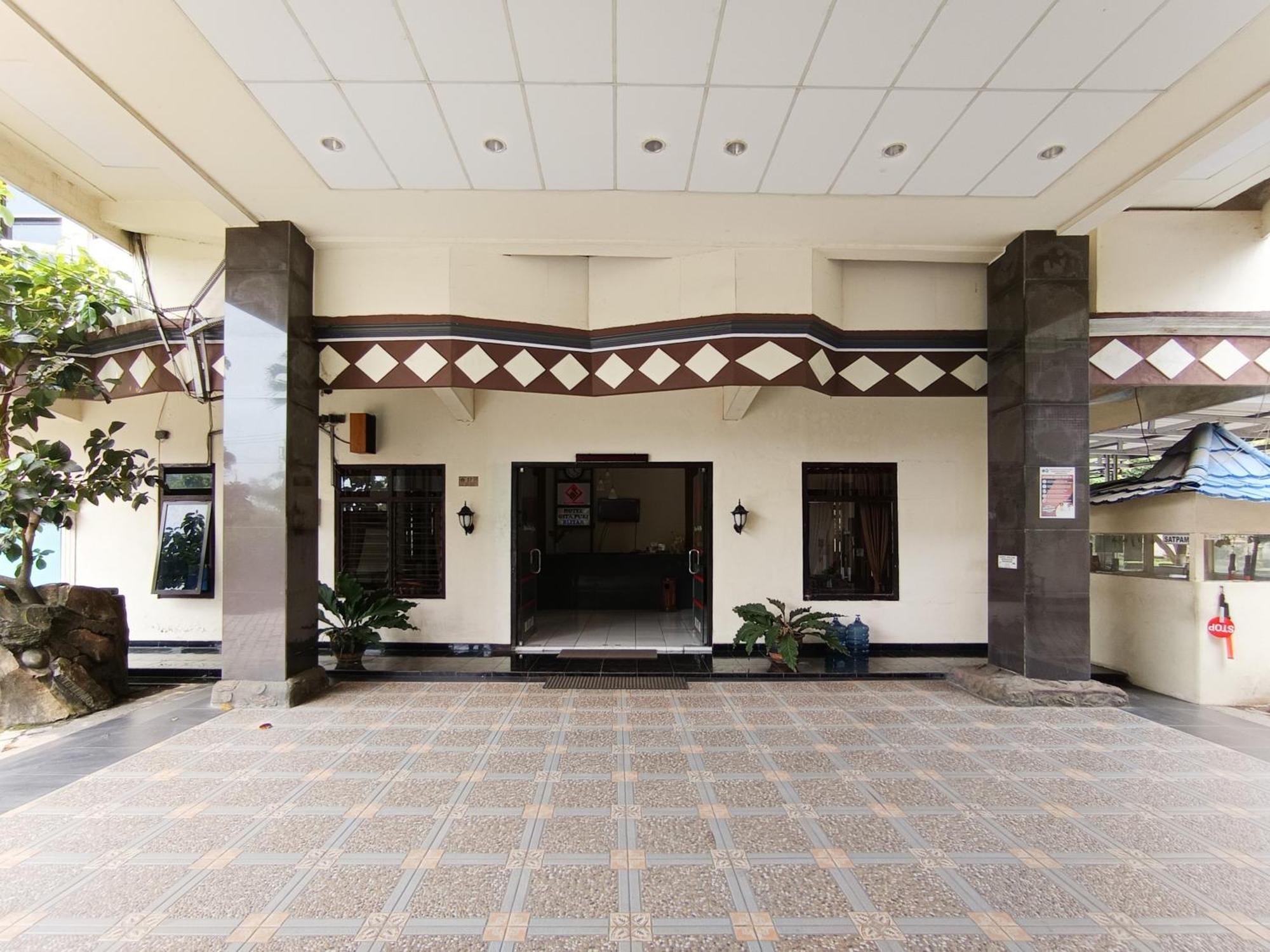 Gita Puri Redpartner Blitar Hotel Екстериор снимка